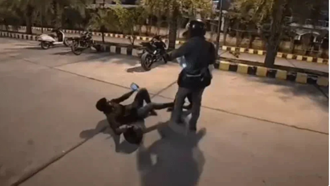 डिलीवरी बॉय को दी गाली…जमीन पर गिराया, पेट पर मारी लात, रिटायर्ड फौजी गिरफ्तार
